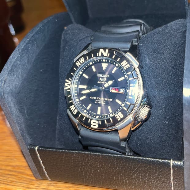 Seiko Series 5 Quartz Black Dial Men's 