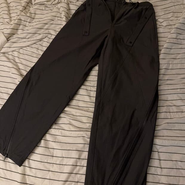 쿠어 유틸리티 지퍼 플립 팬츠 차콜그레이