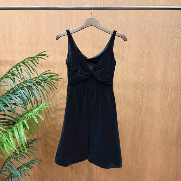 버버리 블루 라벨 브이넥 벨벳 슬리브리스 원피스 플레어 라인 디테일 블랙