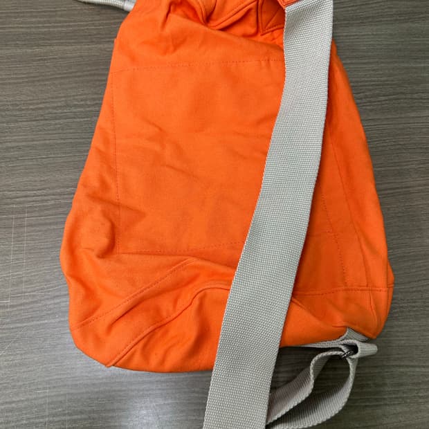 유니클로 JW앤더슨 드로우스트링 백팩 오렌지