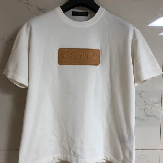 루이비통 vvn 레더 패치 로고 반팔 티셔츠