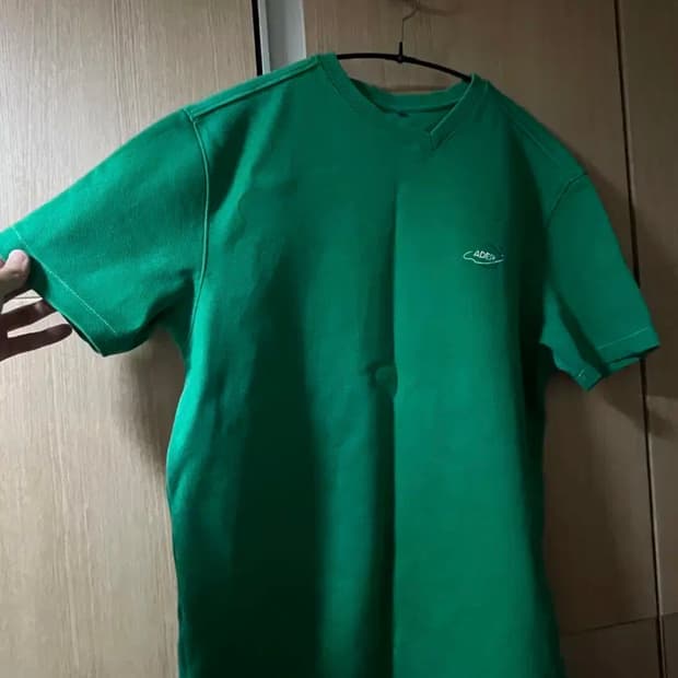 아더에러 20시즌 언발란스 반팔티 그린 A1 팝니다
