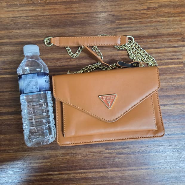 게스 가죽 체인 크로스백 