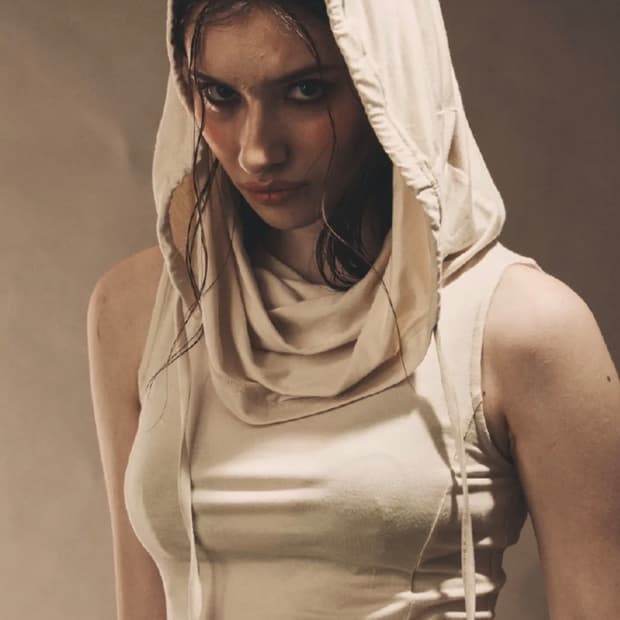 컷아웃 카울 후디 슬리브리스 아이보리