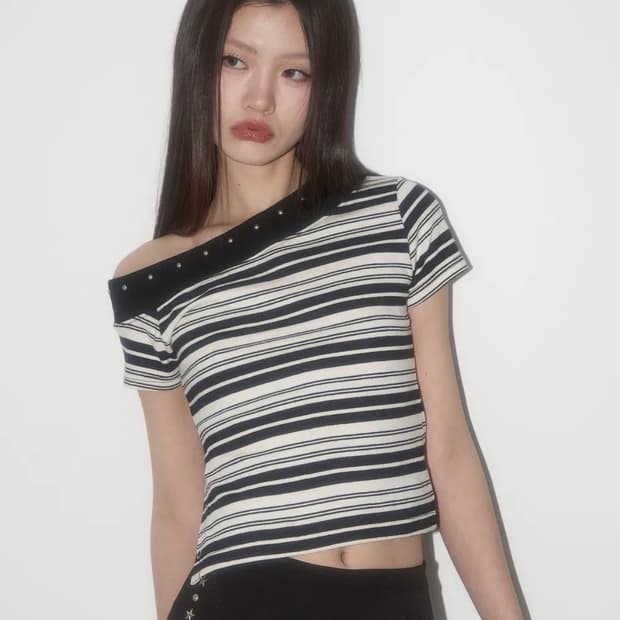 일리고 원숄더 스트라이프 탑 블랙 아이보리