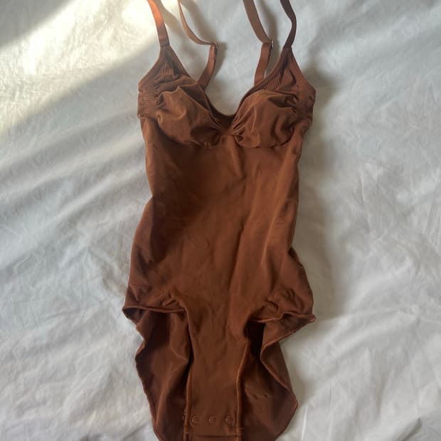 SKIMS SEAMLESS SCULPT BRIEF BODYSUIT 스킴스