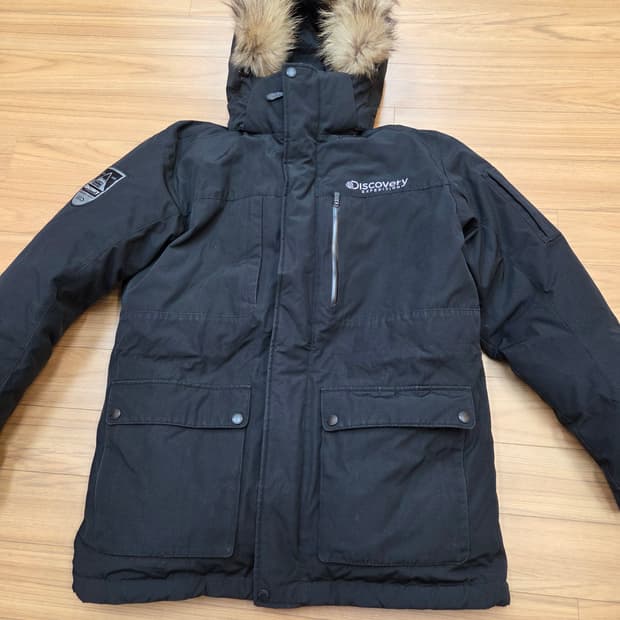 디스커버리 익스페디션 남성 블랙 패딩 95사이즈입니다. 후드에 털이 달려