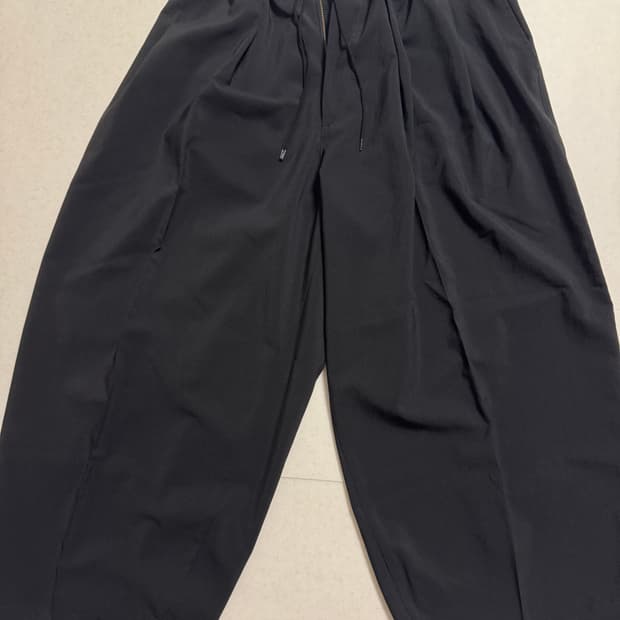 실라주 24ss 블랙 서큘러팬츠 폴리 100