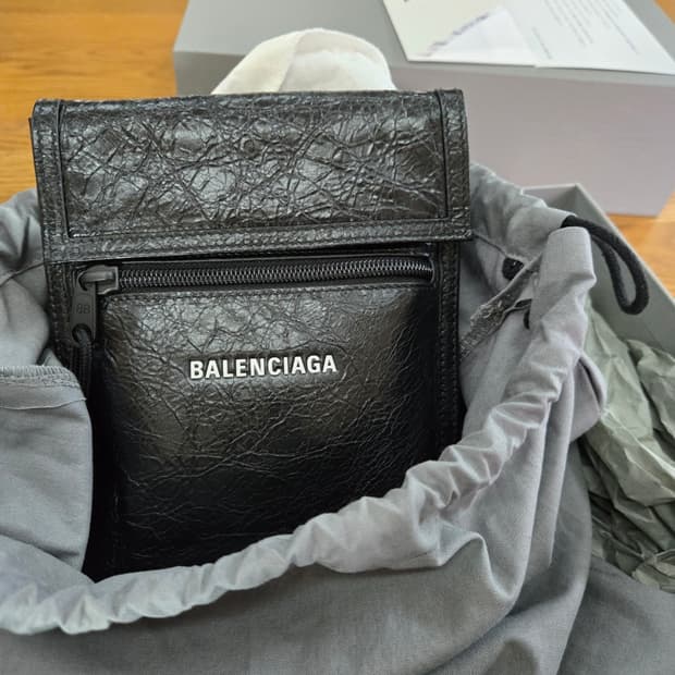 발렌시아가 익스플로러 스몰 파우치 로고 스트랩 블랙