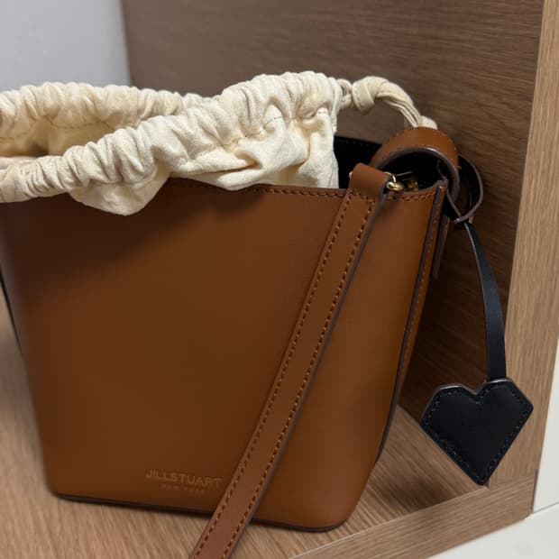 질스튜어트 악세서리 하트 참장식 스몰 크로스백