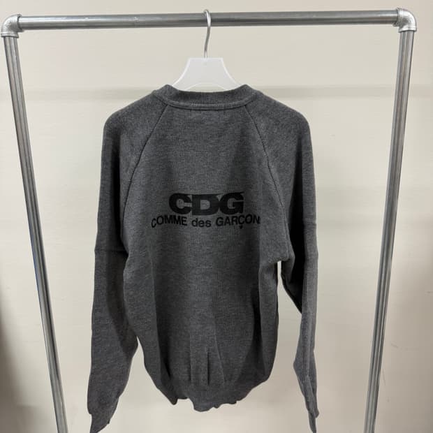 꼼데가르송 CDG 백 로고 가디건 그레이