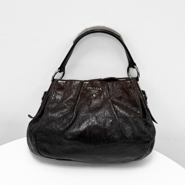 프라다 크링클 페이턴트 레더 호보백