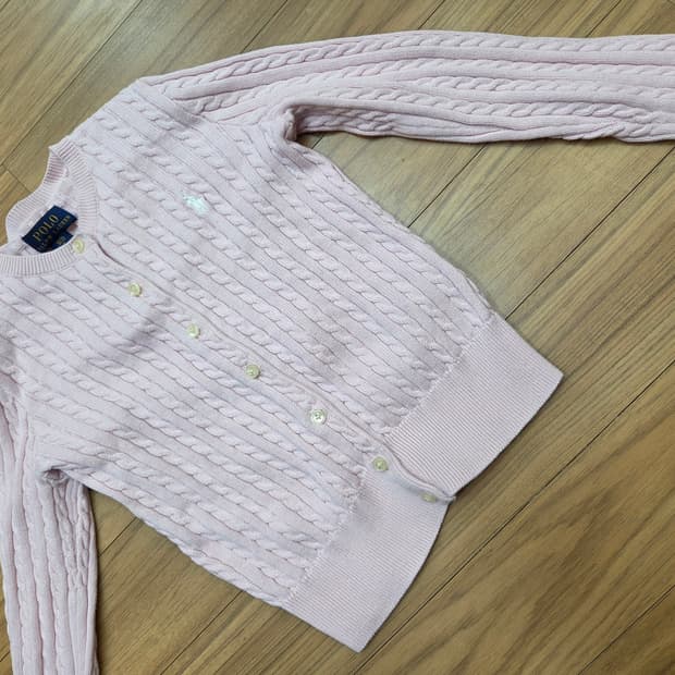 사랑스러운 핑크색 폴로 케이블 니트 가디건입니다. 사이즈는 S(7) 또는