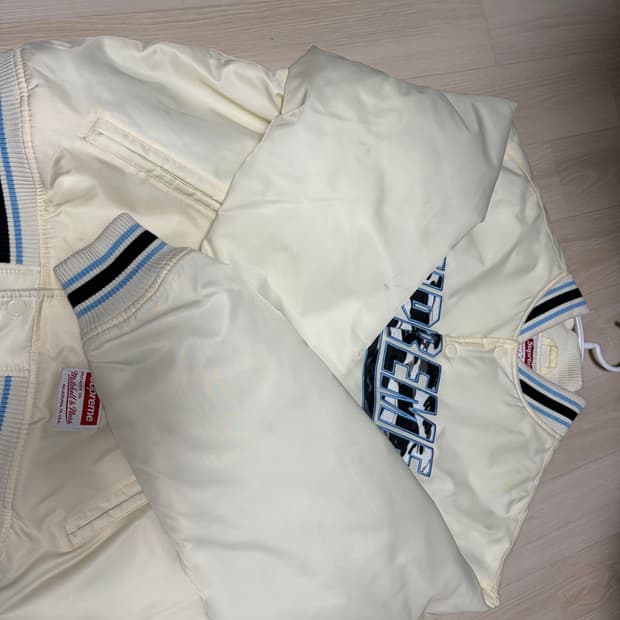 슈프림 미첼 네스 카모 바시티 자켓 화이트 m 새상품 판매합니다