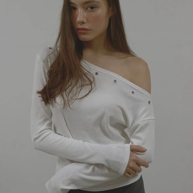 아수라 아일렛 원 숄더 롱 슬리브리스 티셔츠 아이보리