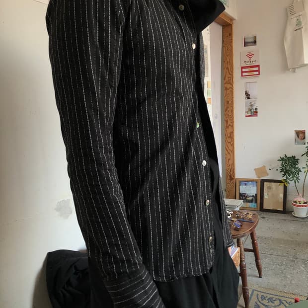 캐서린 햄넷 핀스트라이프 롱커프스 셔츠