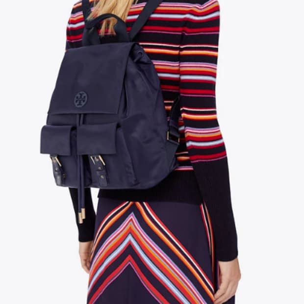 토리버치 딜라 플랩백팩