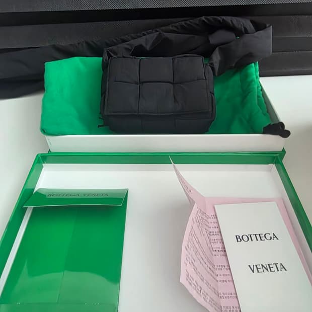 보테가 베네타 패딩 카세트백 미니 (상태 매우좋음)