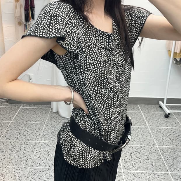 블랙 프릴 블라우스