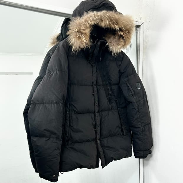 CP 컴퍼니 50FILI 라쿤퍼 구스다운 패딩