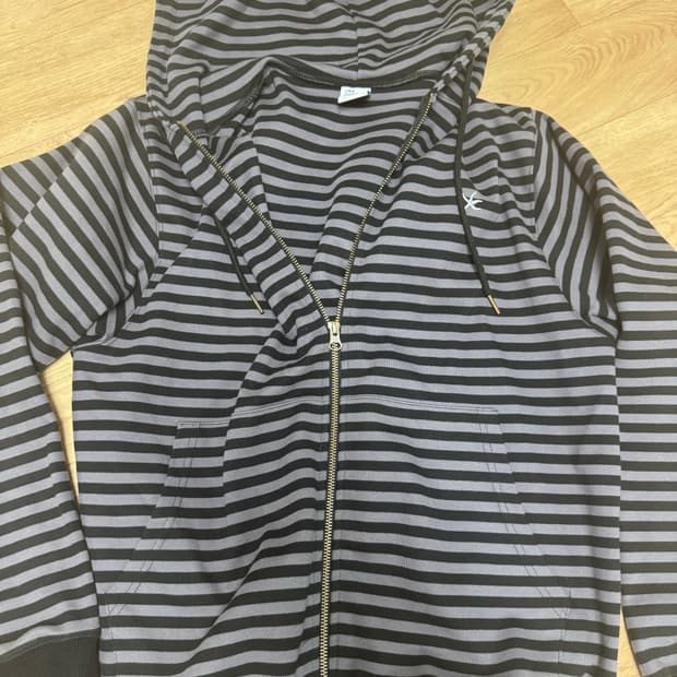 더콜디스트모먼트 TCM 후드집업 블랙/차콜 색상