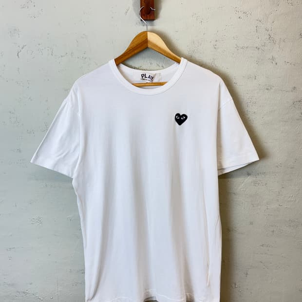 꼼데가르송 블랙 하트 와펜 화이트 반팔티