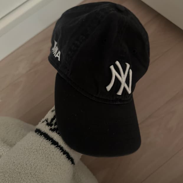 뉴에라 x 모마 뉴욕 양키즈 캡  네이비