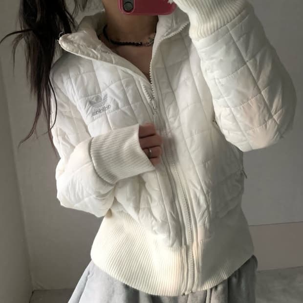 아디다스 실버 로고 퀄팅 경량 슬림 후드 패딩