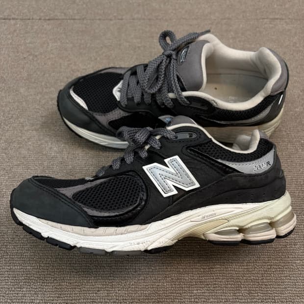 뉴발란스 2002R 프리미엄 빈티지 블랙 225