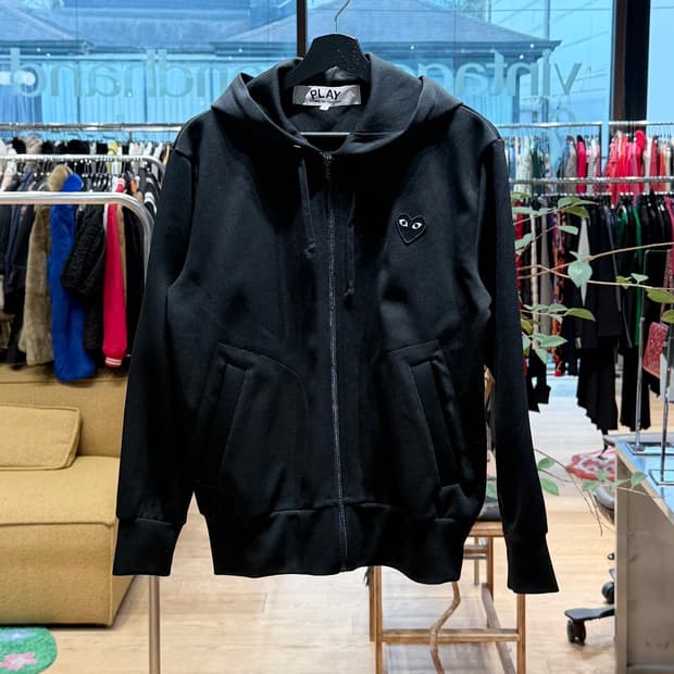 꼼데가르송 플레이 블랙 하트 와펜 후드 집업 
