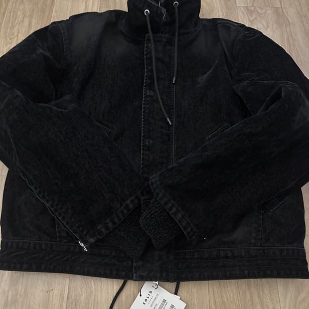 솔리드옴므 블랙 하이넥 벨벳 다운 자켓