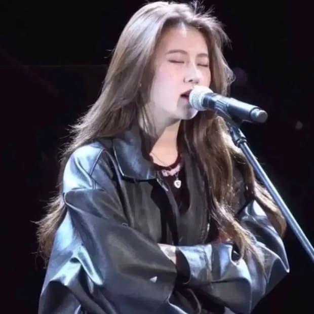더와르 백예린 착용 라이더자켓 (착용샷ㅇ)