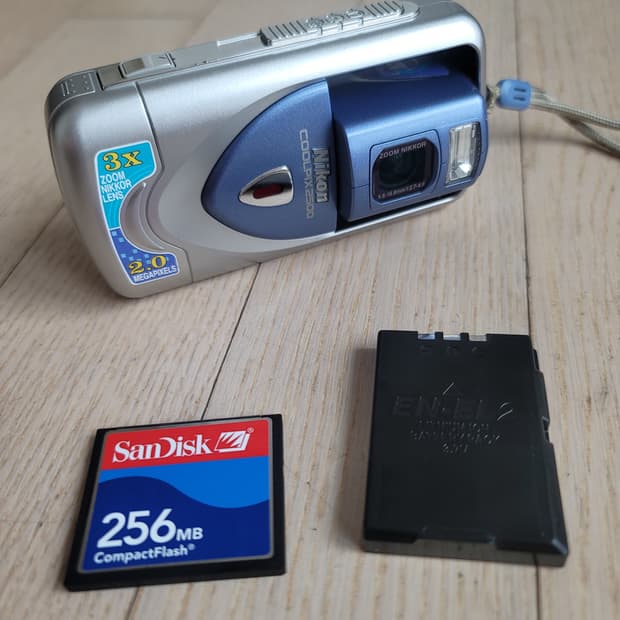 니콘 쿨픽스 2500 황조지 디카 y2k 빈티지 올드 레트로 디지털카메라