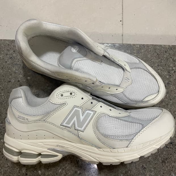 뉴발란스 2002r 화이트 씨솔트