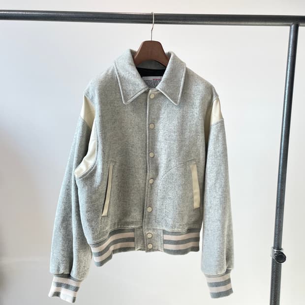 (M) 벌스데이수트 그레이 바시티 자켓