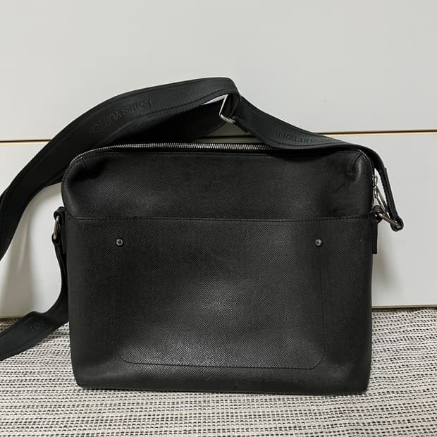 루이비통 타이가 그리고리 메신저백 크로스백