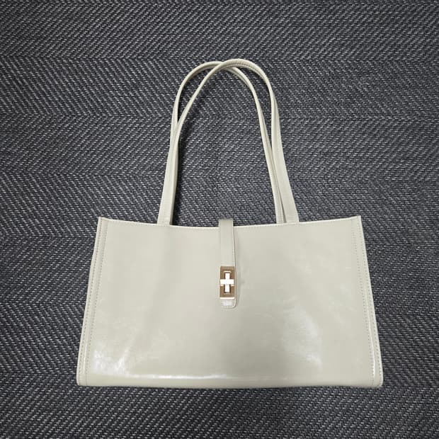 엠제이드 클래식 마틸다 L 아이보리 숄더백