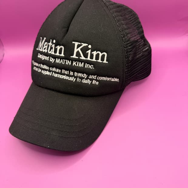 Matin Kim 레터링 트러커 캡 – 남녀공용 힙한 무드 🖤