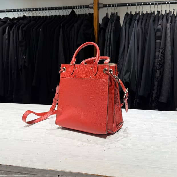 메종 마르지엘라 레드 5AC 미디엄 레더 버킷백