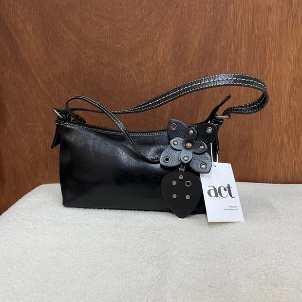 스티치 가죽 숄더백 블랙