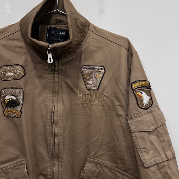 H.T.NIAO 빈티지 밀리터리 패치 하이넥 숏자켓