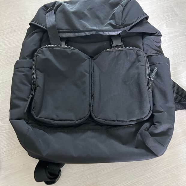 유니클로 멀티 포켓 백팩 블랙