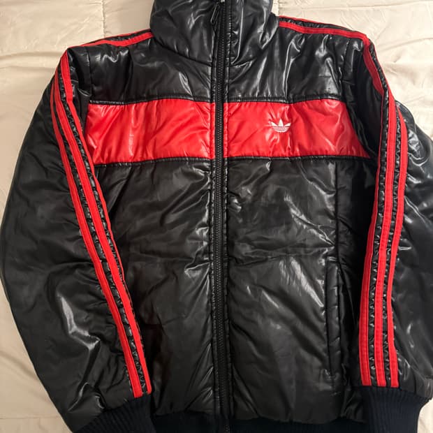 아디다스 빅로고 검빨 유광 패딩