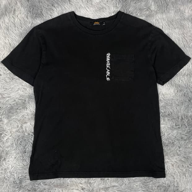 EVISU 포켓 레터링 미니멀 박시핏 반팔 티셔츠 블랙 y 6539