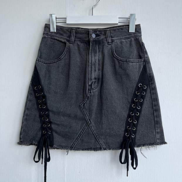 GU 아일렛 스트랩 데님 스커트