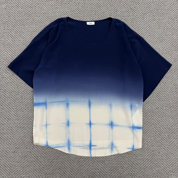 클로즈드 그라데이션 실크 티셔츠 v3263