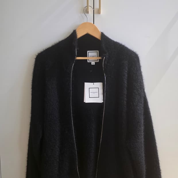 우영미 25FW 블랙 헤어리 집업 스웨터 블랙 [48]