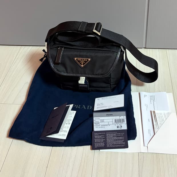 프라다 리나일론 및 사피아노 가죽 숄더백 2VD070 판매합니다.