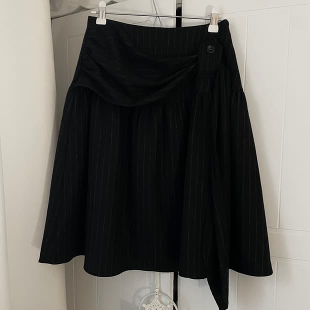 핀스트라이프 울 미디 스커트 블랙