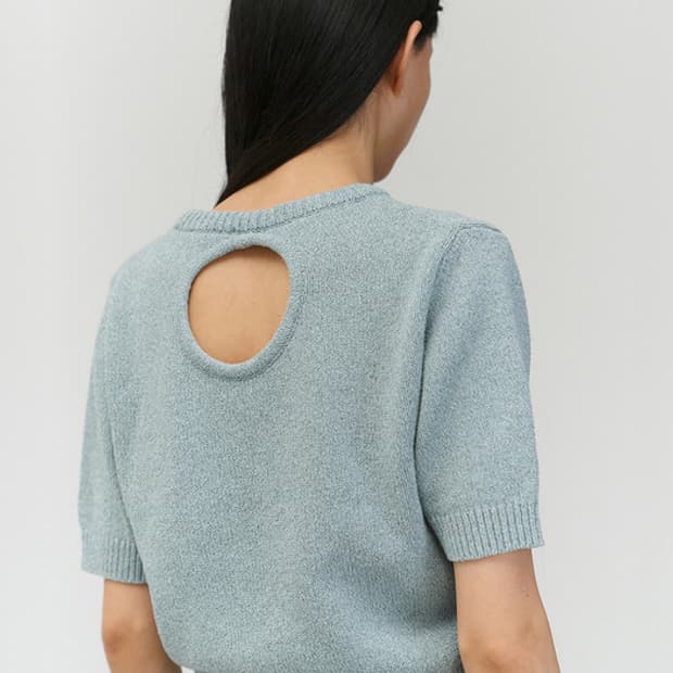 아모멘토 BACK CUT-OUT PULLOVER SKY